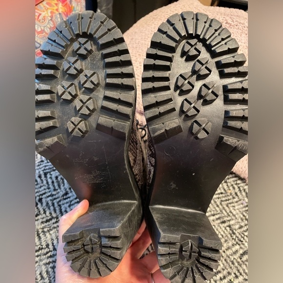 🌟HP🌟 SNAKESKIN PATTERN Archiee Platform Boots Chunky Block Heel 7.5 Punk Metal - Picture 9 of 15